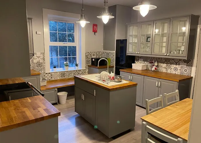 Spacious 4-Bed Holiday Home In The Heart Of Maidstone