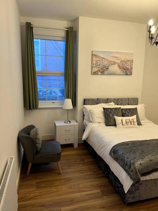 Spacious 4-bed In The Heart Of *