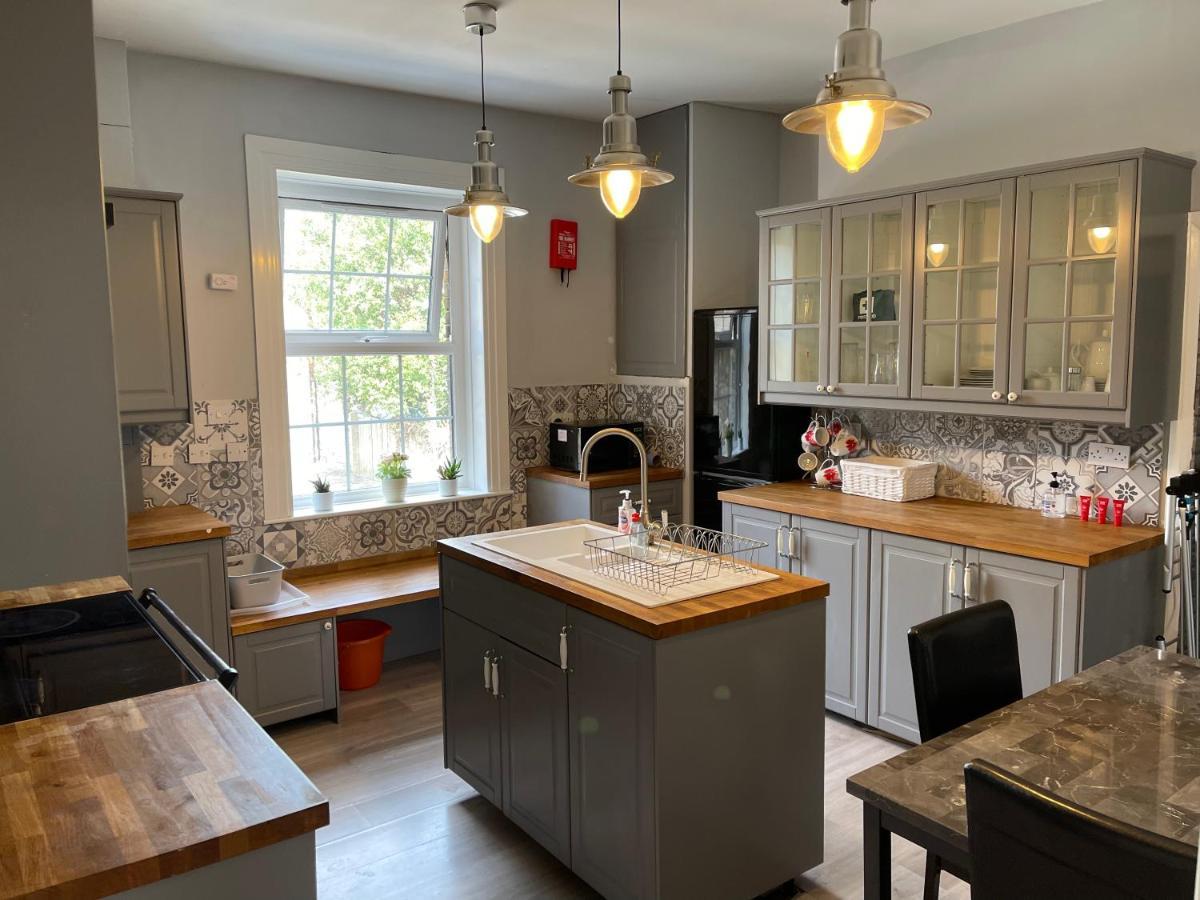 Spacious 4-bed In The Heart Of * Мейдстон